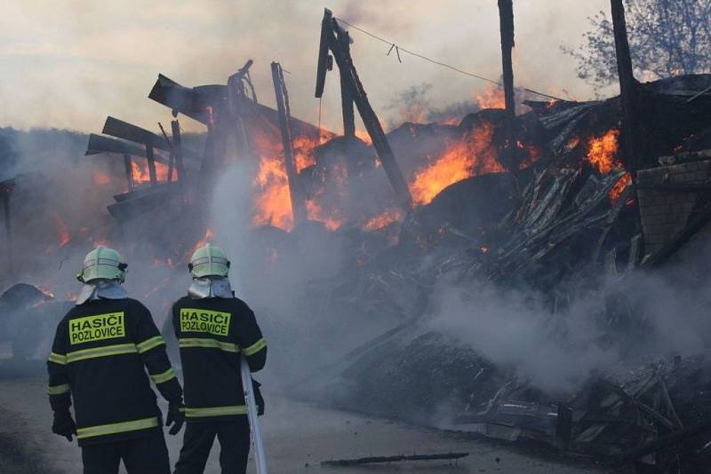 Hasiči likvidovali ve středu 2. května rozsáhlý požár skladovací haly v Horní Lhotě.