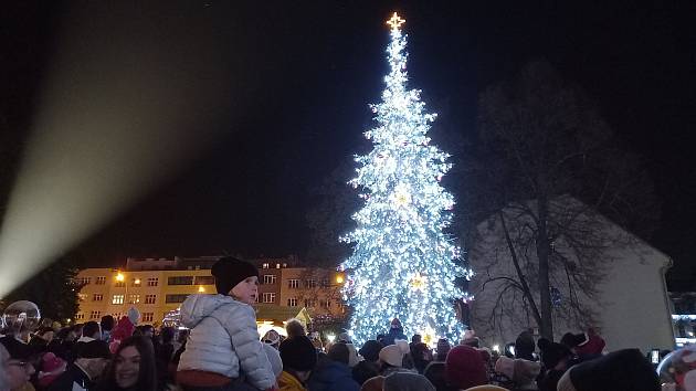 Rozsvícení vánočního stromu na náměstí Míru ve Zlíně, 27. listopadu 2022.