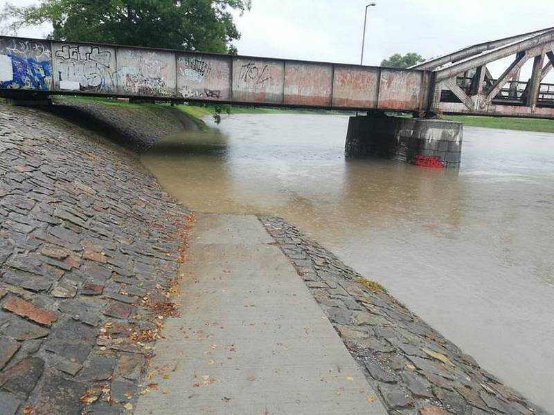 Vytrvalý déšť ve Zlínském kraji zvedal hladiny řek. Podchod pod "železňákem" v Uherském Hradišti.