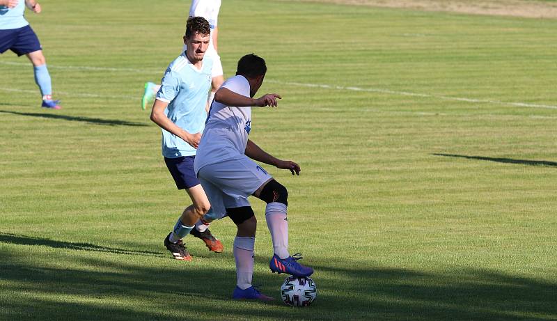 Fotbalisté Kostelce odehráli derby proti Fryštáku. V divokém zápase prohráli 3:4.