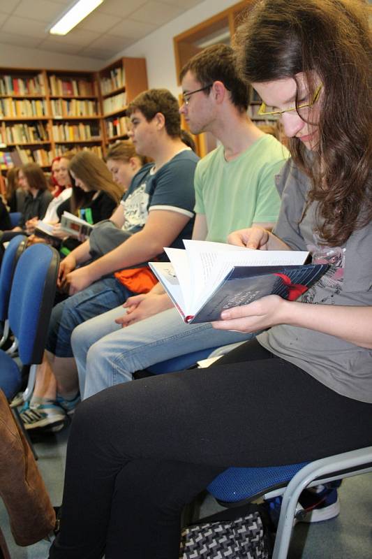 Ve zlínském Gymnáziu Lesní čtvrť se v rámci akce Literární jaro Zlín 2015 konala ve středu 6. května beseda studentů se slovenskými spisovateli Pavlem Vilikovským a Dušanem Duškem. Besedu vedl Lubomír Machala.