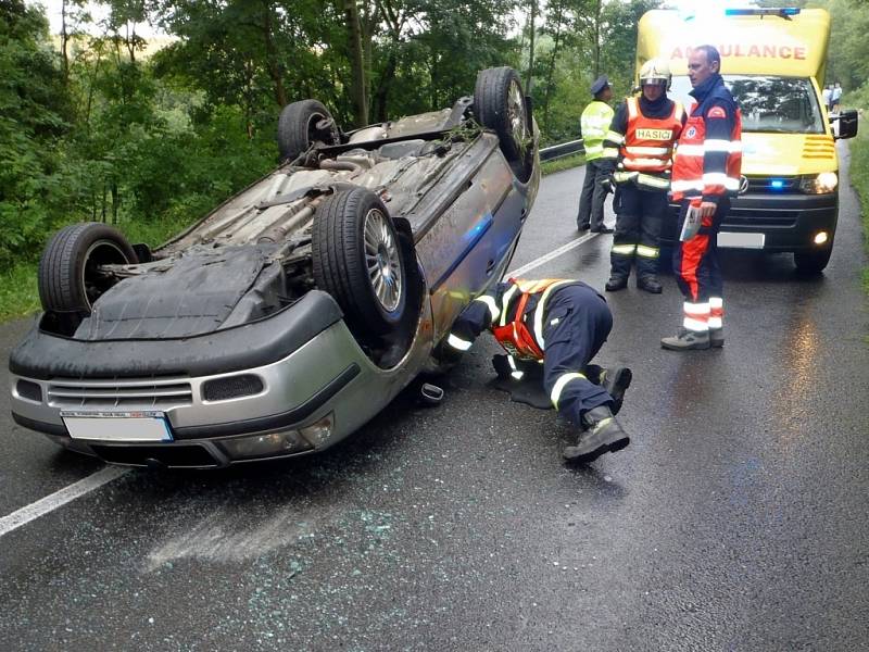 Dopravní nehoda osobního automobilu u obce Petrůvka.
