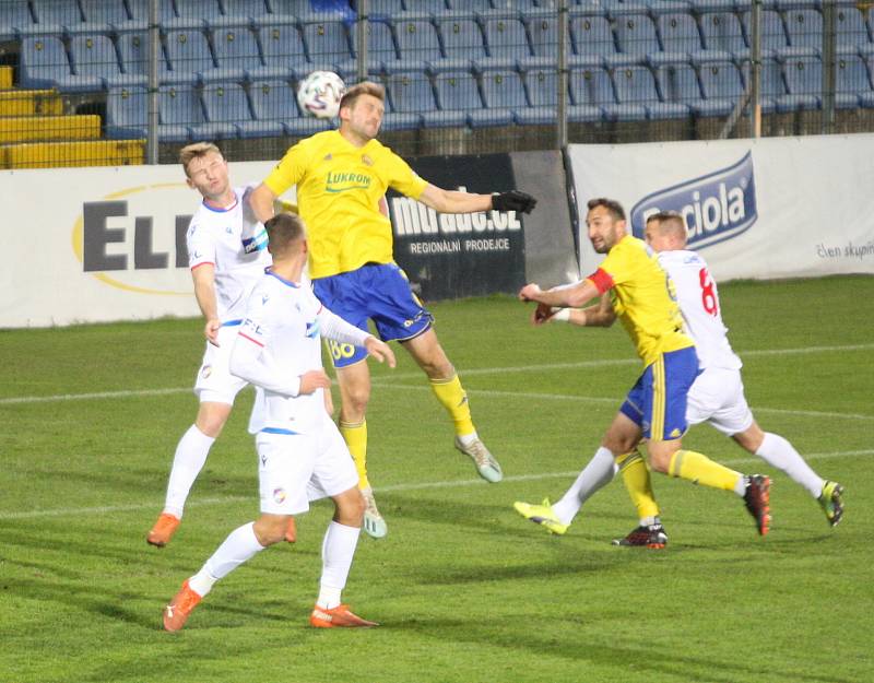 Prvoligoví fotbalisté Fastavu Zlín (ve žlutém) proti Viktroii Plzeň