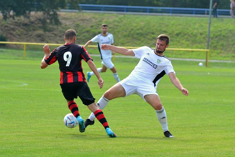 Fotbalisté Kvasic (v bílém) ve druhém kole krajského přeboru před početnou hodovou návštěvou porazili nováčka z Francovy Lhoty vysoko 5:0.