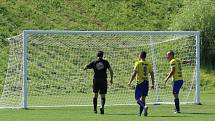 Fotbalisté Luhačovic (ve žlutém) ve druhém zápase krajského přeboru doma porazili Brumov 2:0.