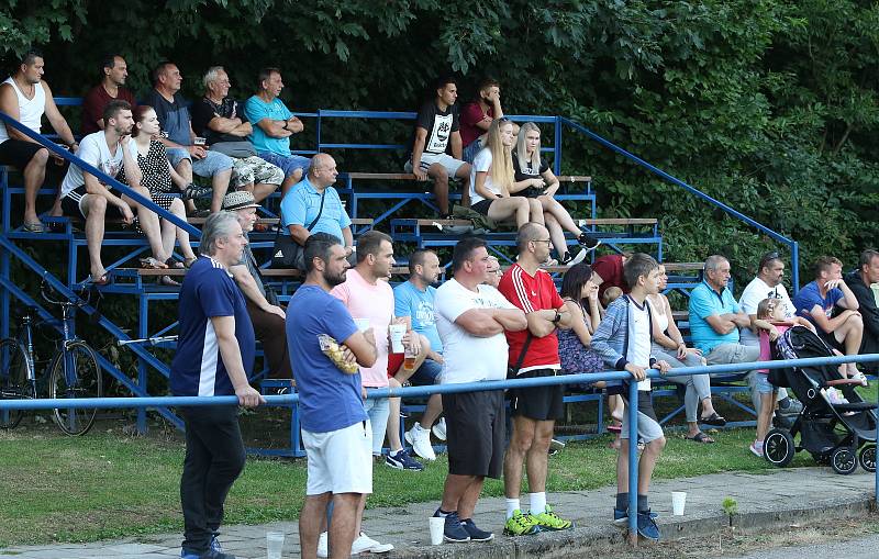 Dvizní fotbalisté Slavičína (v modrém) v rámci středečního 1. kola MOL Cupu doma vyřadili třetiligový Frýdek-Místek v prodloužení 3:2. Foto: pro Deník/Jan Zahnaš