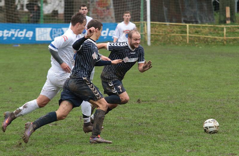 Vedoucí Malenovice na těžkém terénu udolaly Lužkovice 1:0 a uhájily pozici v čele tabulky. Další výhru lídrovi krajské soutěže vystřelil Martin Bartek.