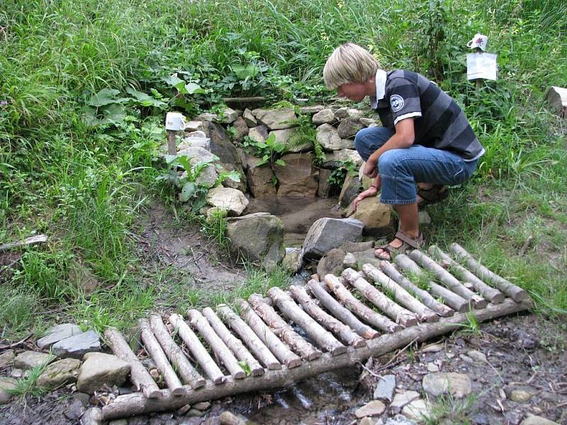 Jednou ze studánek, které se rozhodl Lubomír Marušák mladší v rámci projektu obnovit, je i ta Na bídě. Tu musel zrekonstruovat od základů, neboť byla zničena při těžbě dřeva. 