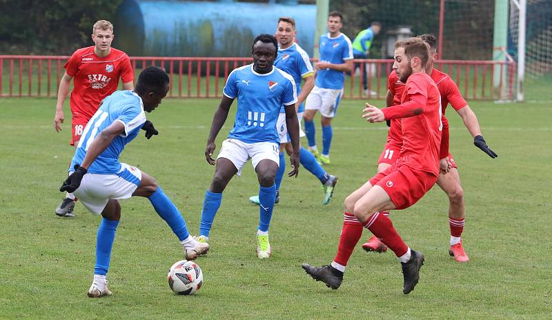 Fotbalisté Otrokovic (červené dresy) doma podlehli Baníku Ostrava "B" 1:4.