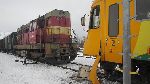 V pondělí po poledni došlo v Brumově-Bylnici ke srážce nákladního vlaku s osobním. Zraněni byli tři lidé.