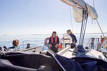 Domovský přístav jejich expediční lodě "Midnight Blue" dlouhé 38 stop je v dánské Kodani. Tomáš Brázdil a Marie Magdaléna Halatová poplují k ostrovům v Severním ledovém oceánu Špicberkům. V rámci Expedice Icy Serenity je chtějí obeplout.