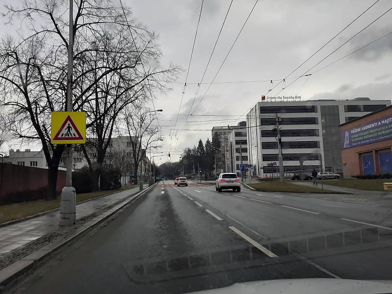 Obecně by řidiči měli dbát zvýšené pozornosti v místech, kde jsou školy a školky. Například v ulici Kvítková, nebo Štefánikova, kde je blízko hlavní komunikace základní škola.