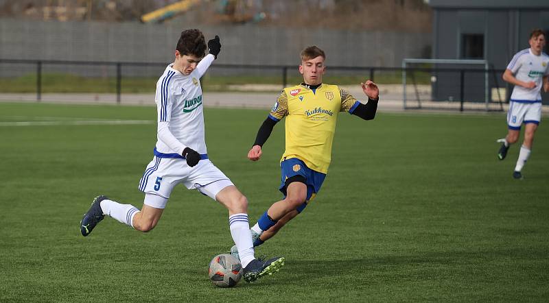 Starší dorostenci Zlína (bílé dresy) zvítězili v Dunajské Stredě 5:4. Přípravný duel ovlivnil silný vítr.