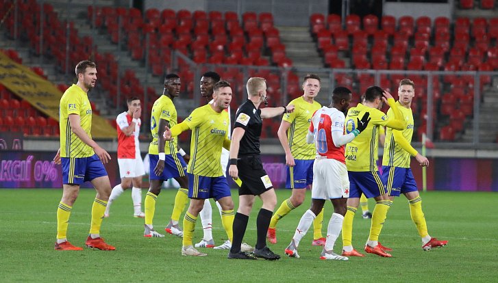 Fotbalisté Zlína (žluté dresy) se v boji o postup do čtvrtfinále MOL Cupu utkali s pražskou Slavií.
