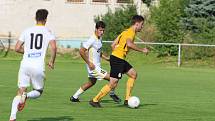 Fotbalisté Zlína B (bílé dresy) v 6. kole MSFL prohráli v Rosicích 1:2.