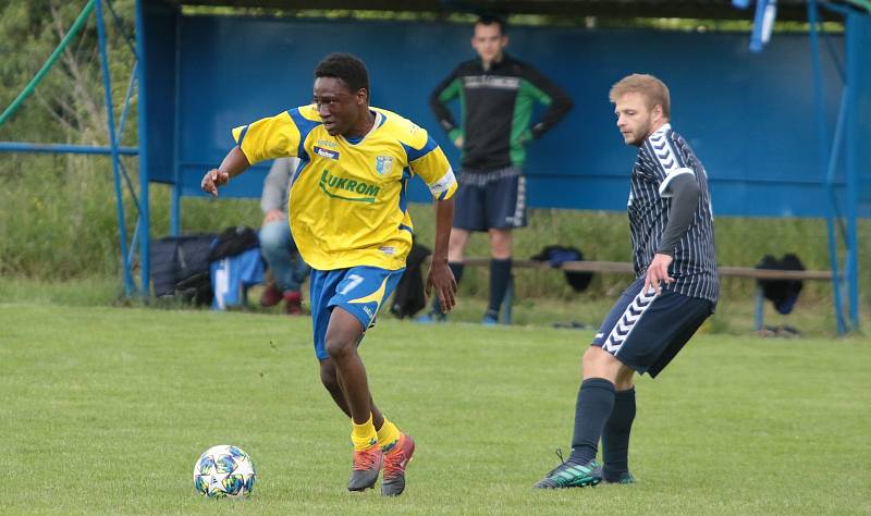 Fotbalisté Lužkovic (tmavé dresy) pod novým trenérem Poláškem nastříleli Pasekám osm branek a vyhráli 8:0