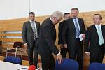 Prezident Miloš Zeman besedoval se studenty na gymnáziu na Lesní čtvrťi