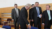 Prezident Miloš Zeman besedoval se studenty na gymnáziu na Lesní čtvrťi