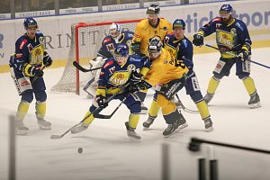 Hokejisté Zlína (žluté dresy) se v 11. kole Chance ligy utkali se Zubry z Přerova.