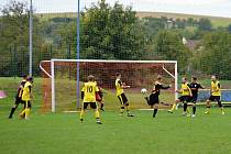 Fotbalisté Tečovic (žluté dresy) zvítězili v Loukách 2:1.