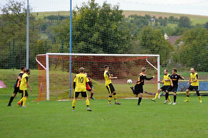 Fotbalisté Tečovic (žluté dresy) zvítězili v Loukách 2:1.