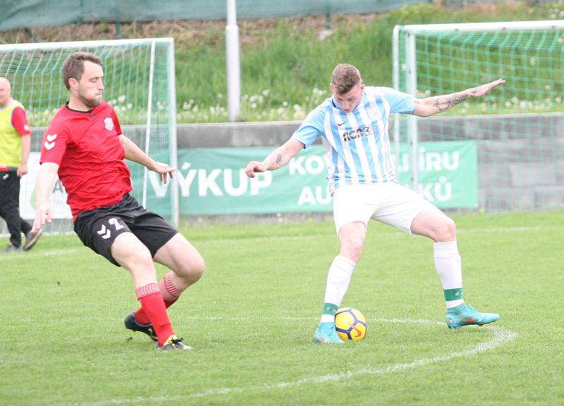 Fotbalisté Příluk (v červeném) v rámci I. B třídy skupiny A pokračují v jarní spanilé jízdě, v nedělním duelu 21. kola doma porazili 2:0 Poličnou.