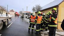 Nehoda autobusu , který naboural rodinný dům v Haluzicích.