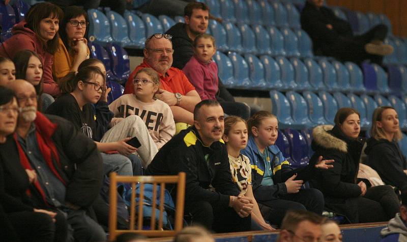 Interligové házenkářky Zlína (v modrém) v nedělním 14. kole doma díky zlepšené druhé půli porazily Kynžvart 23:20 a slaví druhé vítězství v řadě.