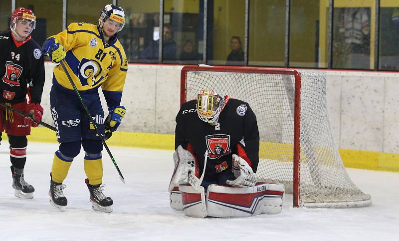 Junioři hokejových Beranů (žluté dresy) v 8. kole nadstavby prohráli s hradeckým Mountfieldem 3:5.