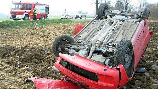 Řidič osobního vozu zn. Fiat Punto nezvládl řízení, dostal smyk a skončil v poli. 