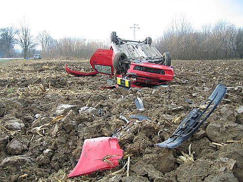 Řidič osobního vozu zn. Fiat Punto nezvládl řízení, dostal smyk a skončil v poli. 