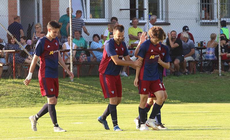 Fotbalisté Štípy (v tmavých dresech) porazili Hvozdnou jednoznačně 5:0.