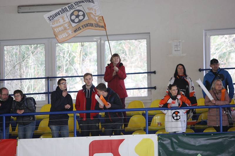 Sledge hokejisté Lapp Zlín (v černém) otočili finálovou sérii para ligy, když o víkendu porazili Studénku dvakrát 5:0 . Svěřenci trenéra Tomáše Sedláčka dosáhli na pátý český titul v řadě, celkově šestý.