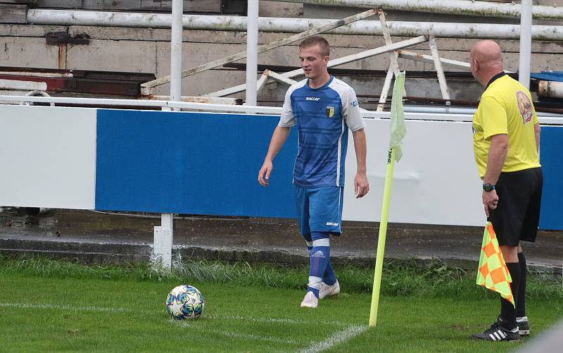 Slušovičtí fotbalisté (modré dresy) doma porazili Velké Karlovice 1:0.