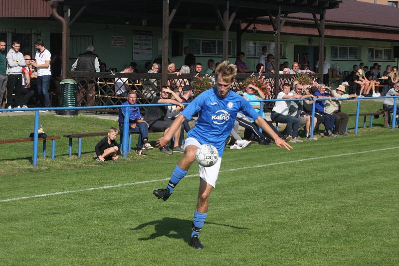 Fotbalisté Tlumačova (modré dresy) v rámci oslav výročí devadesáti let kopané v obci porazili Zdounky 2:0.