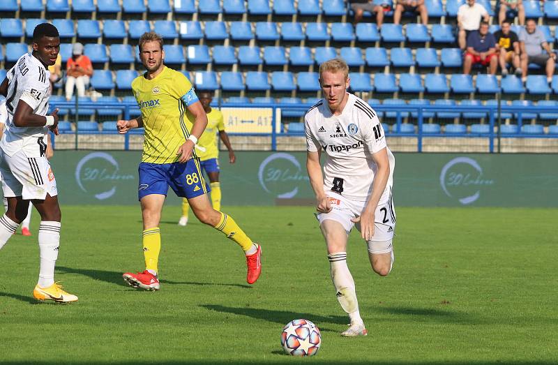 Fotbalisté Zlína (žluté dresy) v 5. kole FORTUNA:LIGY prohráli doma s Olomoucí 1:4.