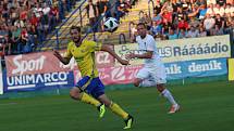 Fotbalisté Zlína (ve žlutých dresech) hostili před vyprodaným hledištěm Baník Ostrava.