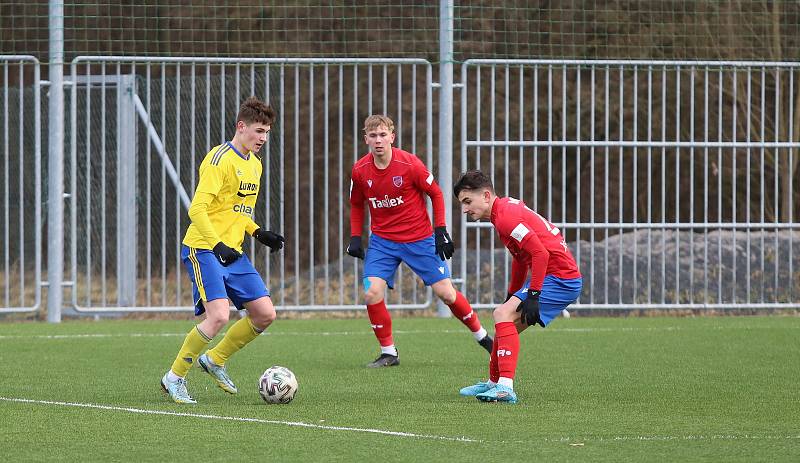 Starší dorostenci Zlína (žluté dresy) ve třetím přípravném zápase remizovali s Rakówem Częstochowa 1:1