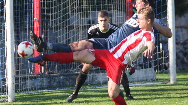 Fotbalisté Brumova (bílo-červení) v 11. kole divize E remizovali v derby se Slavičínem 1:1.