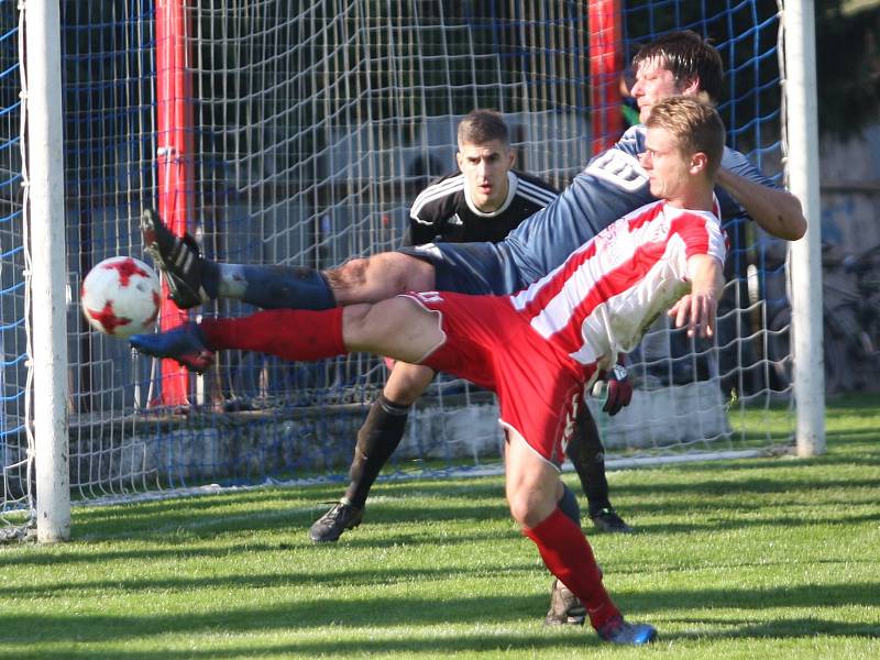 Fotbalisté Brumova (bílo-červení) v 11. kole divize E remizovali v derby se Slavičínem 1:1.