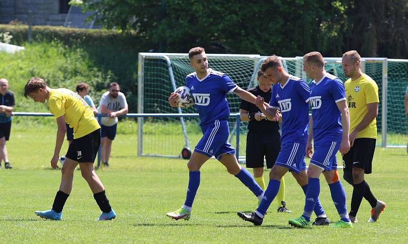 Divizní fotbalisté Slavičína (v modrém) po posledních výhrách ve 25. kole doma podlehli po divácky atraktivní přestřelce Kozlovicím 3:4.