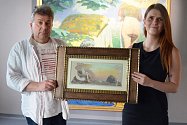 Galeristé Pavel Chmelík a Michaela Orbesová s obrazem Františka Kupky