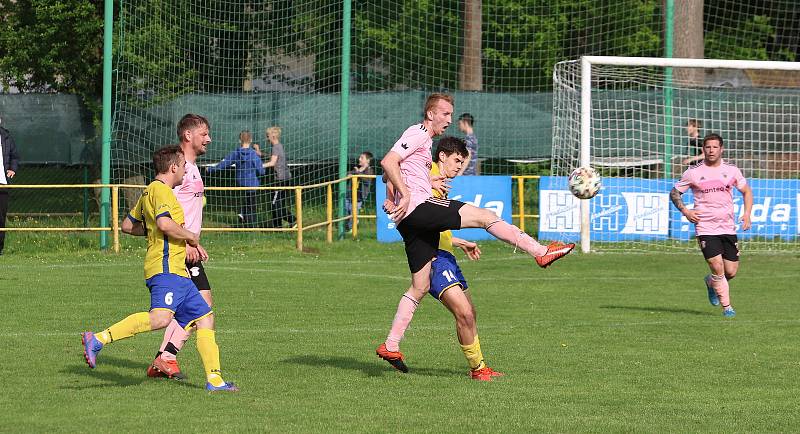 Fotbalisté Malenovic (růžové dresy) ve 21. kole I. B třídy sk. C remizovali se Starým Městem 3:3.