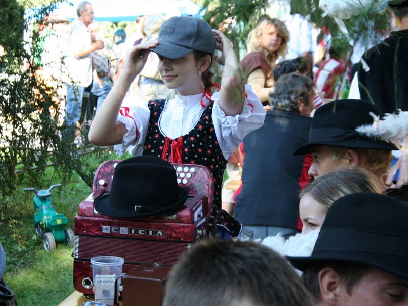 Folklorní festival Moravské chodníčky se sbory ze Slovácka, Valašska, Hané i Slovenska.