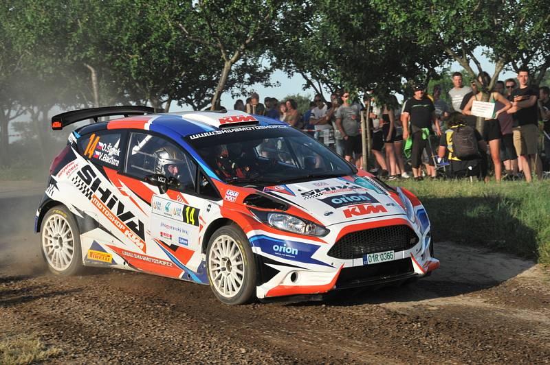 Vítězem 17. ročníku Agrotec Petronas Syntium Rally Hustopeče se stal Jan Kopecký (Škoda Fabia Rally2 evo), který o necelých sedm vteřin porazil Václava Pecha (Ford Focus WRC).