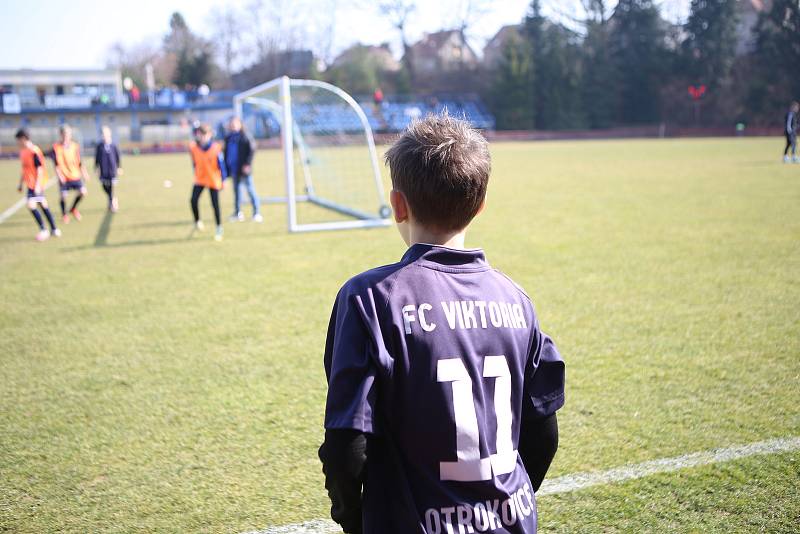 Fotbalisté Otrokovic (modré dresy) ve 20. kole MSFL prohráli s Olomoucí "B" prohráli vysoko 0:5.