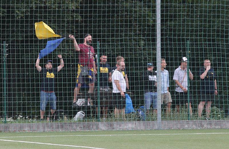 Fotbalisté Uherského Brodu (červené dresy) zvítězili v předkole MOL Cupu nad domácím Baťovem 5:0.