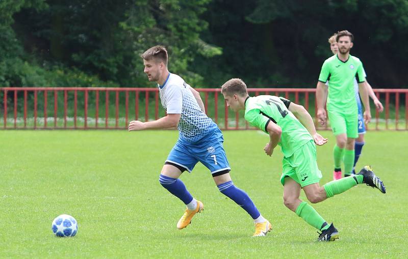 Fotbalisté Otrokovic (v bílých dresech) si v sobotu dokázali poradit s divizním Přerovem 4:2.