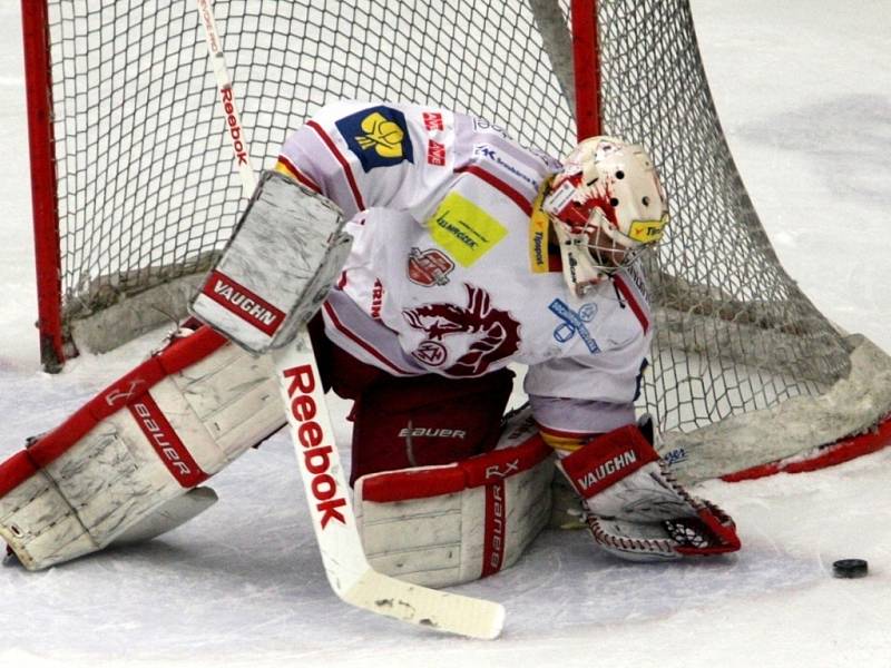 Extraligoví hokejisté Zlína (v modrém) ve druhém semifinále play off s Třincem.