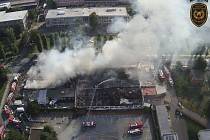 Rozsáhlý požár haly a přilehlých obchodních prostor v lokalitě Baťov v Otrokovicích.